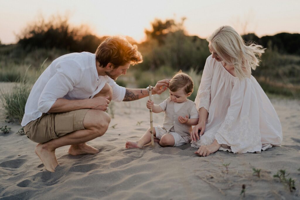 Moniarvoisuus yhteiskunnassa haastaa kristilliset arvot – kristillisdemokraatteja tarvitaan A family with a toddler enjoying a peaceful moment on a beach at sunset.